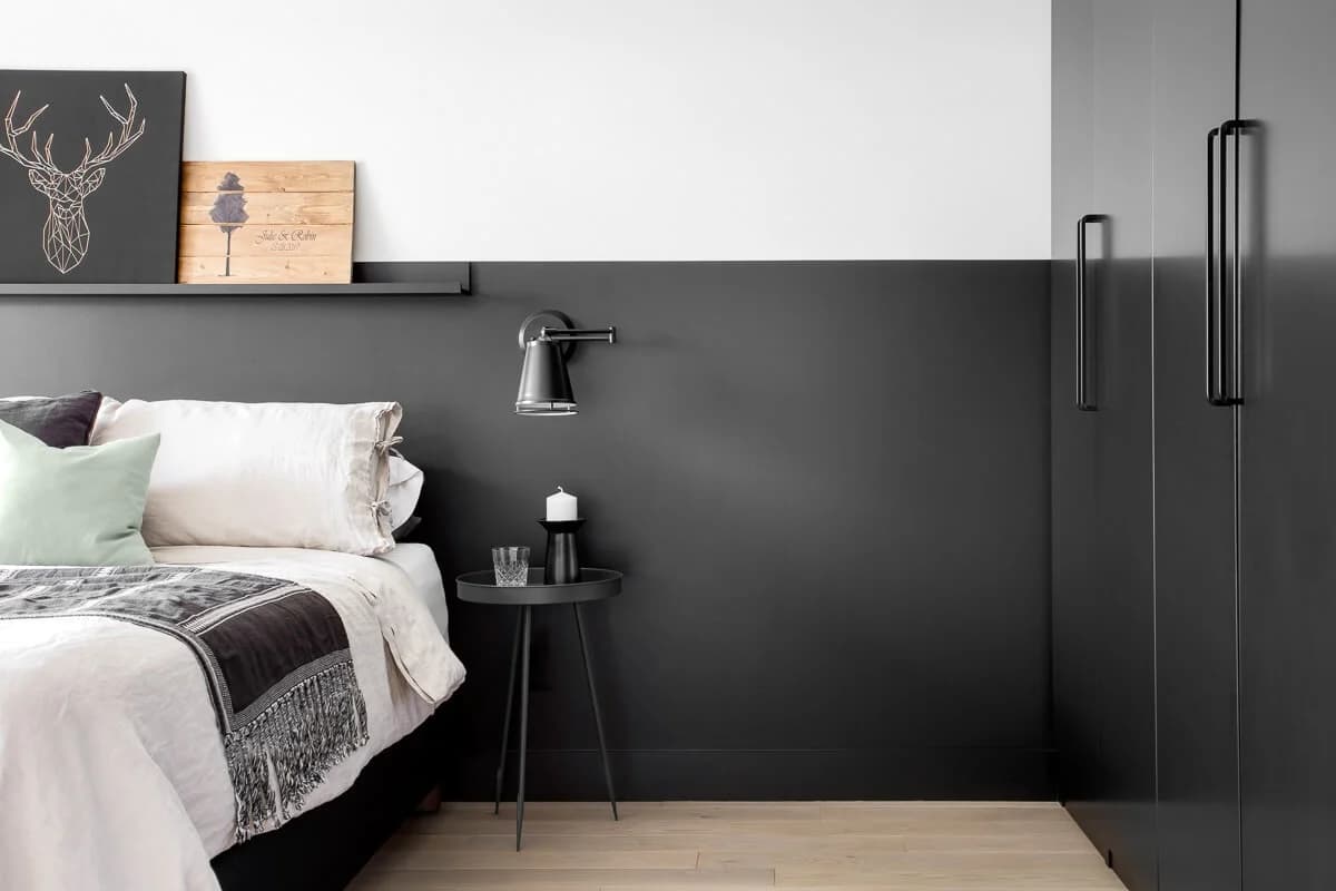 Chambre repeinte en tons graphite par Peintres des Hauteurs