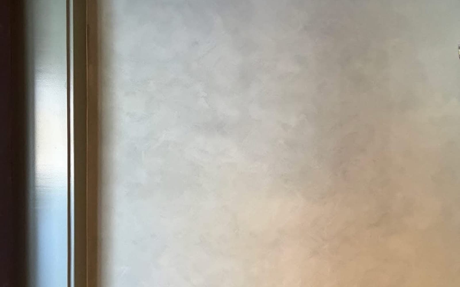 Mur à la chaux dont la teinte grise varie selon la lumière naturelle